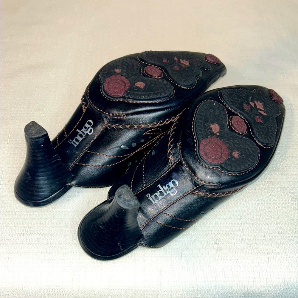 Clarks Brown and Blue Mules with Unique Design - Picture 5 of 7